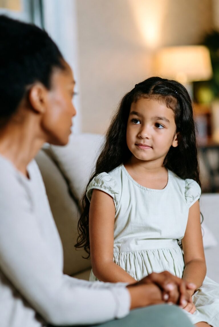 Les 6 comportements toxiques que beaucoup de parents font sans s’en rendre compte (et qui restent longtemps chez les enfants)